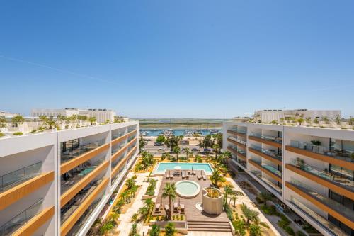 Stay By The Marina - Modern Apartment with Pools & Gym