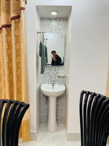 シレットにあるSylhet Zindabazar areaの洗面台付き浴室の写真を撮る者