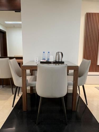 Příslušenství pro přípravu čaje a kávy v ubytování Coral Beach Hotel And Resort Beirut