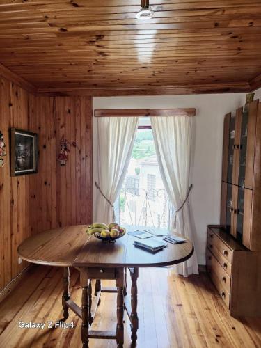 a room with a table with a bowl of fruit on it at Casa Vidas de Loriga in Loriga