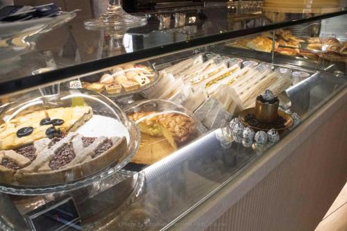 een vitrine met veel verschillende soorten gebak bij Il corso in Norcia