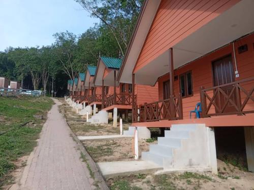 a row of stairs next to a building at OceanBoys Chalet Coral Bay in Kampong Pasir Panjang
