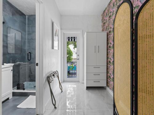 a bathroom with a walk in shower and a mirror at Villa mi Amor Walkable Pool & Games in Miami