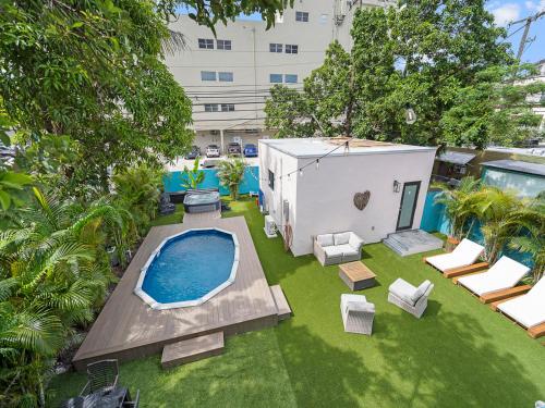 an overhead view of a backyard with a swimming pool at Villa mi Amor Walkable Pool & Games in Miami