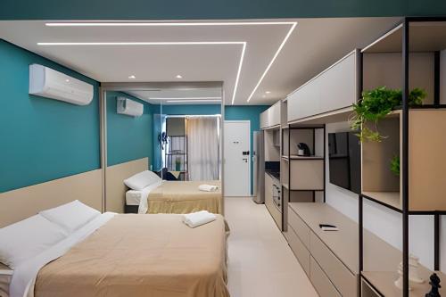 a hotel room with two beds and a blue wall at 1904 Lindo studio super moderno in Guarulhos