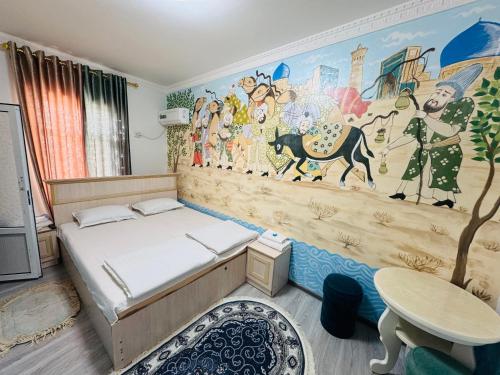 ein Zimmer mit einem Bett und einem Wandgemälde an der Wand in der Unterkunft Uncle Kolya Hotel str M Azam 39 in Buxoro
