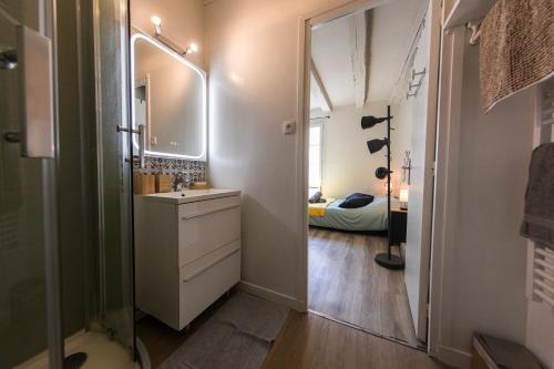 a bathroom with a sink and a mirror at Studio Cosy Les 3 écritoires, hyper centre, wifi, VELORA in Tours