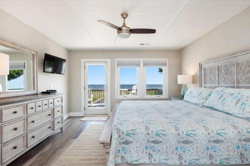 Caswell BeachにあるPaynelessのベッドルーム(ベッド1台、テレビ、窓付)