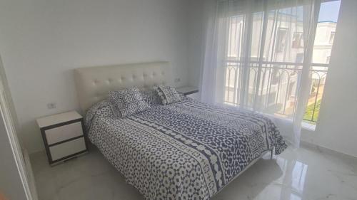 マリーナ・スミールにあるLuxury apartment Marina Smirのベッドと窓のある寝室