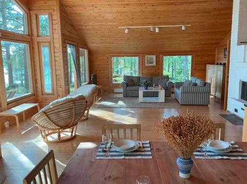 Χώρος καθιστικού στο Villa Wellingholma Surrounded by Nature and Sea Views - Luvia, West Coast of Finland