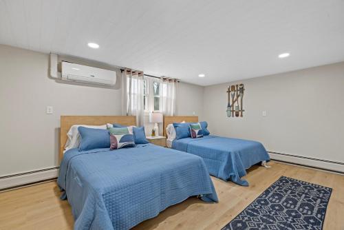 Ένα ή περισσότερα κρεβάτια σε δωμάτιο στο Beautifully Updated Lake House