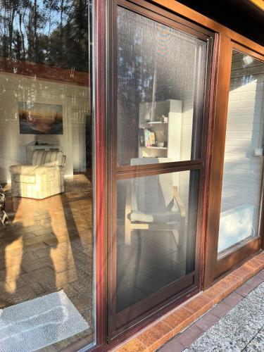 a window of a house with a view of a living room at Taylors Allerhaus in Hornbostel
