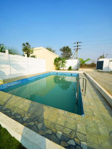Kolam renang di atau dekat dengan lm farm house