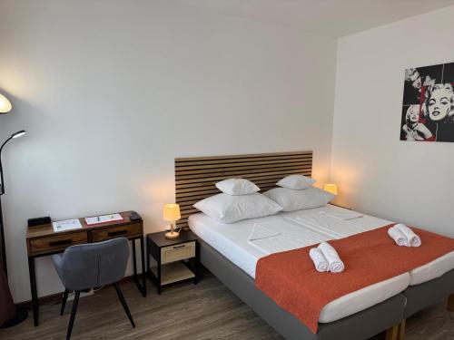 a bedroom with a bed with a desk and a chair at Stylish and Comfortable - Your Apartment in Vienna