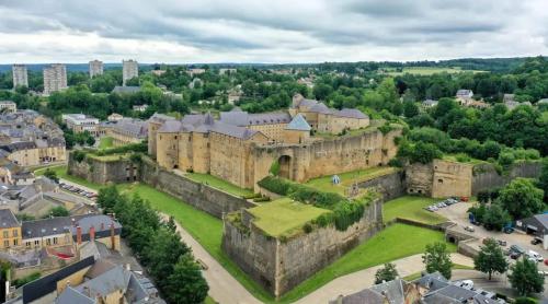 an aerial view of a castle in a city at Studio cosy à Sedan avec jardin clôturé de 22 m² in Sedan