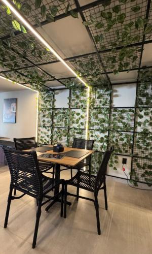 a dining room with a wooden table and chairs at Loft aconchegante à Beira-Mar in João Pessoa