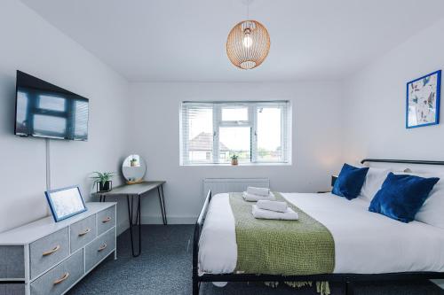 a bedroom with a bed and a desk and a window at The Hansas Residences - Two Elegant & Spacious Townhouses - Perfect for Business or Work Stays by Parydise Properties in Harlescott
