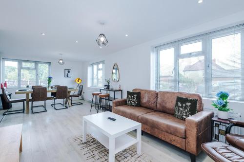 a living room with a couch and a table at The Hansas Residences - Two Elegant & Spacious Townhouses - Perfect for Business or Work Stays by Parydise Properties in Harlescott