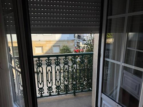 una vista desde una ventana de un balcón en Flor, en Vilagarcía de Arousa