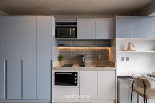 Dapur atau dapur kecil di Acomode-se com estilo e praticidade em Salvador – LIV