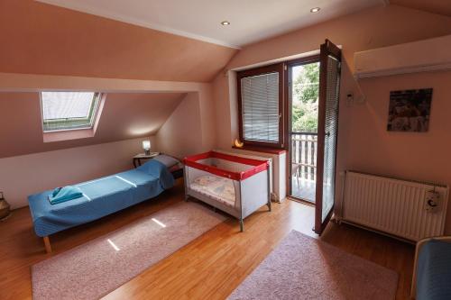Mały pokój z łóżkiem i balkonem w obiekcie Apartman Tanja w mieście Subotica
