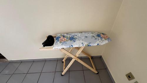 a table with a black cat sitting on top of it at Casa de temporada - Custódio II in Uberlândia