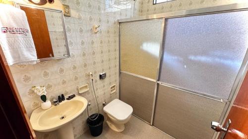 a bathroom with a shower and a toilet and a sink at Casa de temporada - Custódio II in Uberlândia