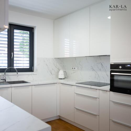 Η κουζίνα ή μικρή κουζίνα στο KAR-LA apartments