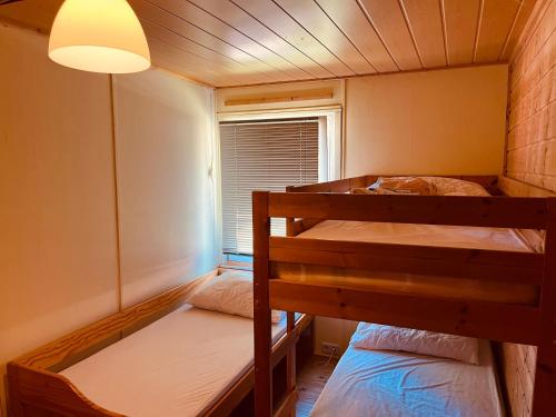Ένα ή περισσότερα κρεβάτια σε δωμάτιο στο Bungalow Naturcamping Plothental Ziegenrück