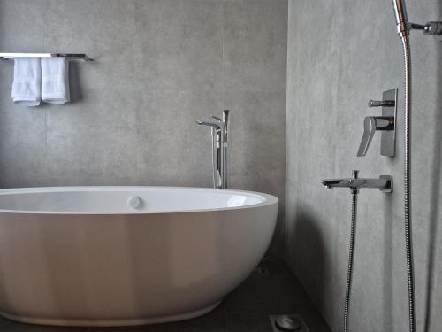 Un baño de River Shades Hotel