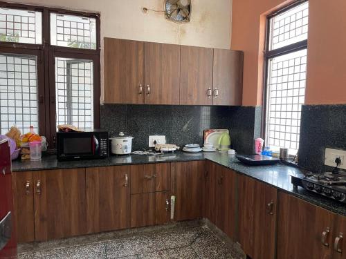 Η κουζίνα ή μικρή κουζίνα στο NourVilla Garden Stay Jammu