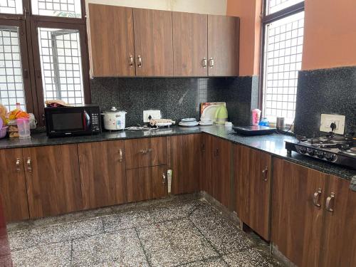 Η κουζίνα ή μικρή κουζίνα στο NourVilla Garden Stay Jammu