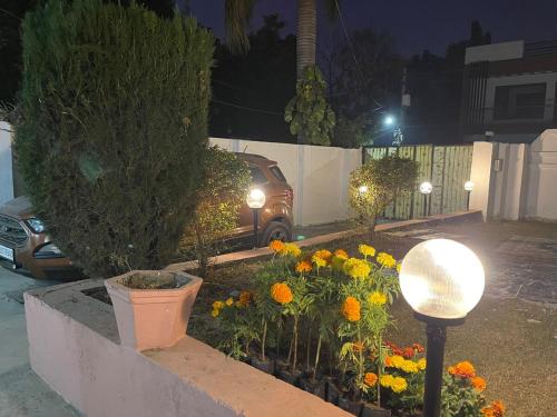 Κήπος έξω από το NourVilla Garden Stay Jammu