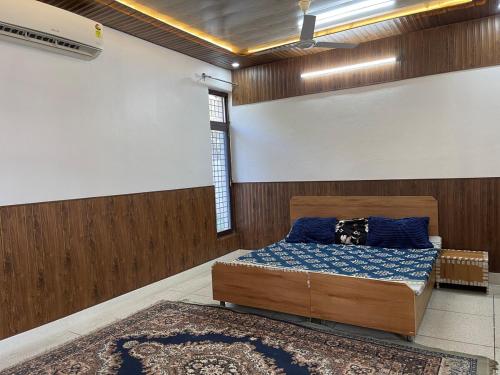 Ένα ή περισσότερα κρεβάτια σε δωμάτιο στο NourVilla Garden Stay Jammu