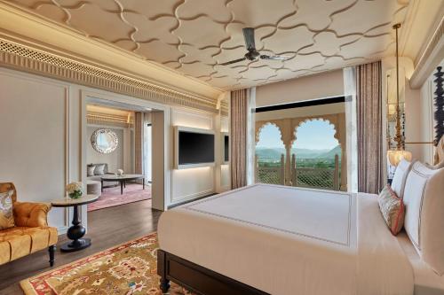 TV a/nebo společenská místnost v ubytování Fairmont Udaipur Palace