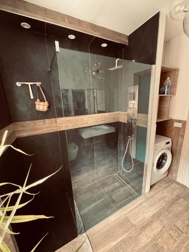 Un baño con ducha con puerta de cristal. en Luce private deluxe apartment near the station, en Tirano