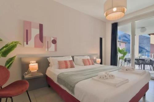 En eller flere senge i et værelse på Lake Maggiore 3 bedroom apartment with pool