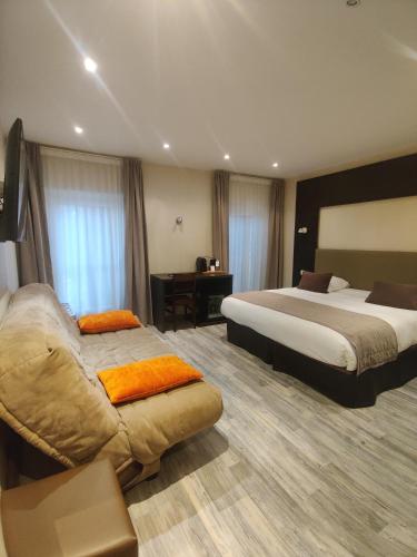 une chambre d'hôtel avec deux lits et un canapé dans l'établissement Hôtel Spa Les Alpes, à Gréoux-les-Bains