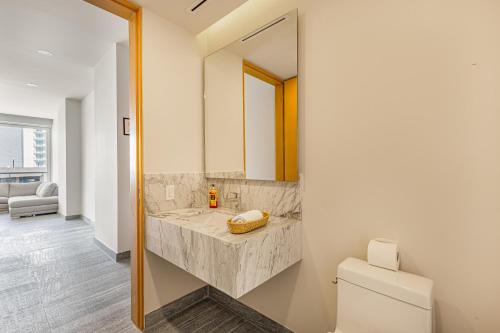 カンクンにあるLuxury 3BR Condo* rooftop pool, near the beachの洗面台と鏡のあるバスルーム