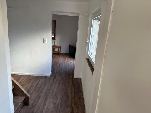 an empty room with a hallway with a window at Gästehaus im Lindenweg in Groß-Umstadt