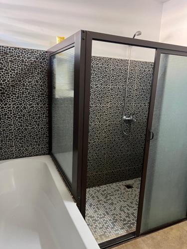 Maison Hani - logement entier في بوناويا: حمام مزود بدُش ذي باب زجاجي