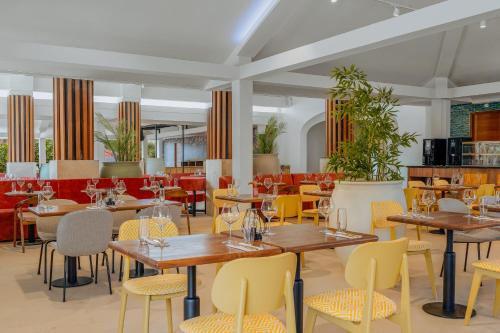 Un restaurante u otro lugar para comer en Livingstone Jan Thiel Resort