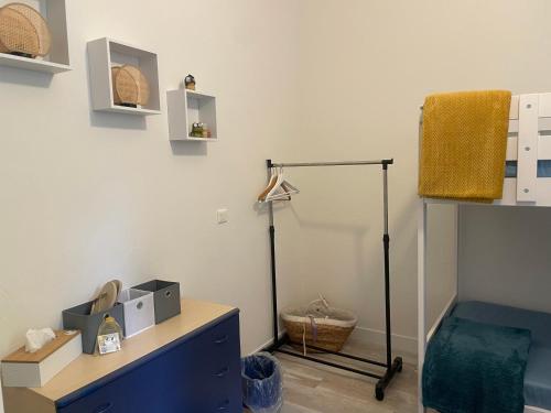 Zimmer mit blauer Kommode und Lampe in der Unterkunft Sensivilla Guest House - Grasse - Costa Azzurra in Grasse