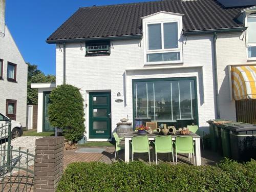 a table and chairs in front of a house at Appartement Twins in Wijk aan Zee