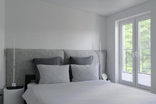 Ένα ή περισσότερα κρεβάτια σε δωμάτιο στο White Door Apartments 3