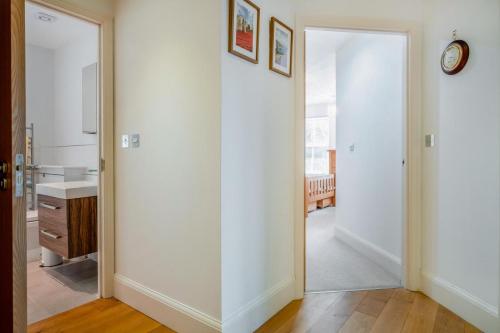 Un pasillo con dos puertas correderas y un espejo. en Hazelhurst, en Freshwater