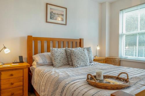 Un dormitorio con una cama con una cesta encima. en Hazelhurst, en Freshwater