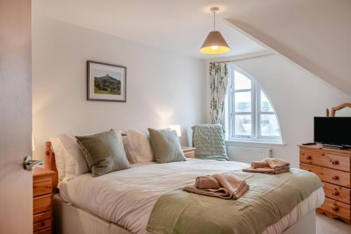 Un dormitorio con una cama con dos toallas encima. en Maritime House Apartment, en West Bay