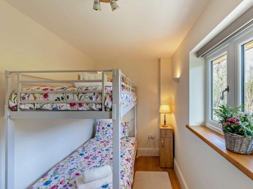 Ένα ή περισσότερα κρεβάτια σε δωμάτιο στο 2 Bed in Llanidloes 95815