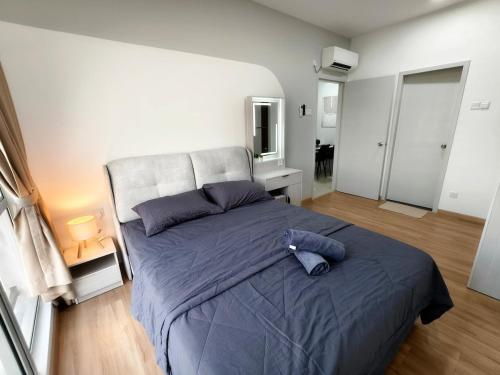 Postel nebo postele na pokoji v ubytování Midas SeaView 2BR -BrandNew Blk A I High Floor